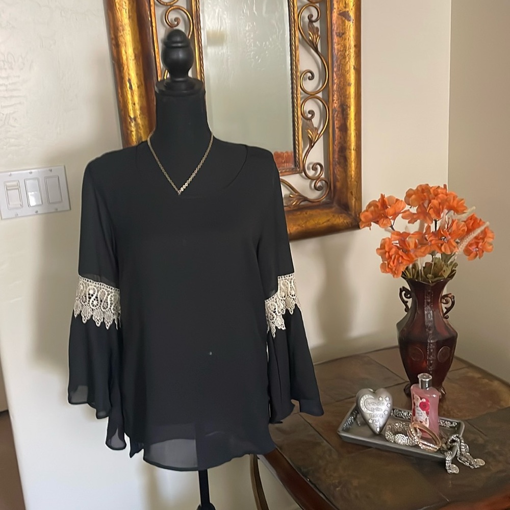 Gorgeous blouse with crochet!!! 🧶 🖤❤️🌸